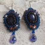 BO Die Malediven bestickt mit glitzernden Harzcabochons, runden Perlmuttperlen von Swarovski und Miyuki Rocailles